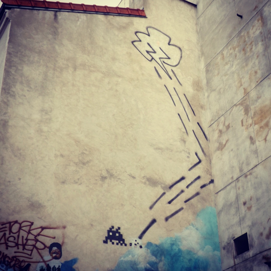 Streetart_Paris_ZEVS_Invader